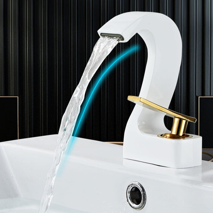 Robinet lavabo salle de bain cygne design - Blanc, avec poignée dorée et écoulement en cascade. Contrôle précis de la température et débit d'eau.