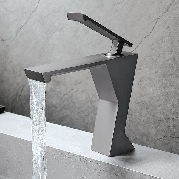 Un robinet lavabo salle de bain design géométrique mitigeur en laiton argenté, offrant une fusion audacieuse entre art et fonction.