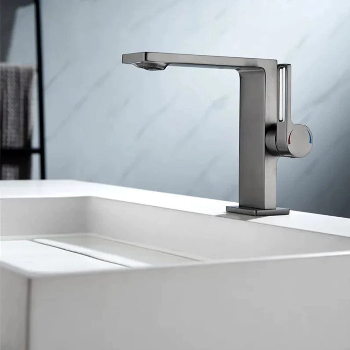 Un robinet plat rectangulaire minimaliste en laiton argenté pour salle de bain - Atelier Du Robinet.