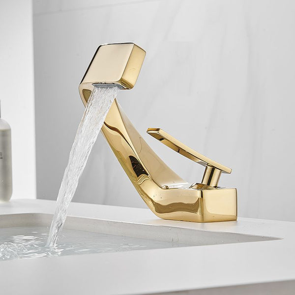 Robinet design incurvé cascade en laiton doré avec jet d'eau en cascade. Ajoutez une touche de sophistication à votre salle de bain avec ce robinet d'art moderne.