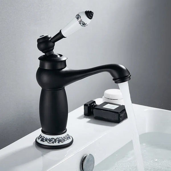 Un robinet de lavabo rétro en laiton noir avec poignée en céramique. Contrôle précis de la température. Parfait pour les intérieurs actuels.