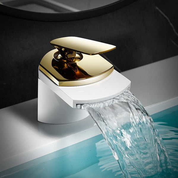 Robinet lavabo salle de bain large design cascade - Eau coulant d'un robinet en cascade. Expérience sensorielle moderne et élégante pour votre salle de bain.