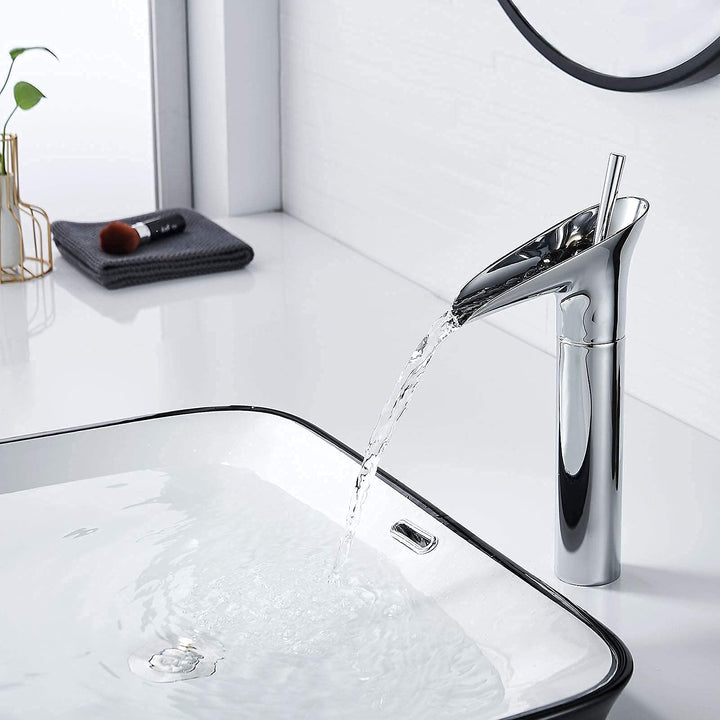 Un robinet salle de bain lavabo bambou cascade en argent chromé, inspiré du bambou, avec l'eau qui s'écoule en cascade. Expérience apaisante rappelant une chute d'eau naturelle. Design sophistiqué pour une utilisation pratique et détendue.