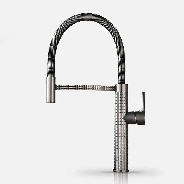 Un robinet évier cuisine design texturé flexible en laiton argenté, chromé ou brossé. Utilisation aisée avec son mitigeur latéral et son flexible en arc. Dimensions : 493 x 220 mm. Parfait pour votre cuisine.