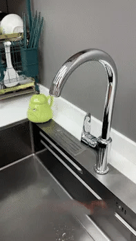 Un robinet avec une grenouille jouet verte sur une rallonge pivotante à 3 modes de jet - Argenté.
