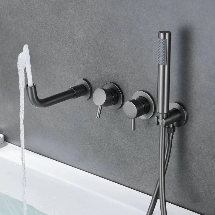 Un robinet mural encastrable avec douchette pour baignoire salle de bain - Laiton argenté. Design minimaliste et fonctionnalité élégante.