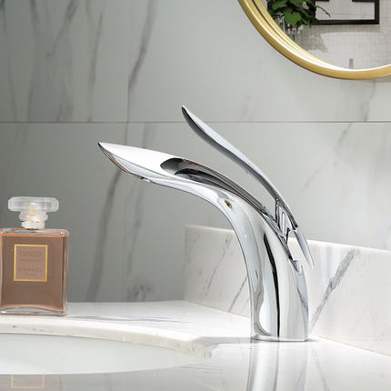 Un robinet lavabo salle de bain mitigeur design arrondi en argenté chromé en laiton massif avec une poignée assortie. Valve en céramique pour un contrôle précis de la température. Dimensions : 19,5 cm x 14 cm. Poids : 1,170 kg.