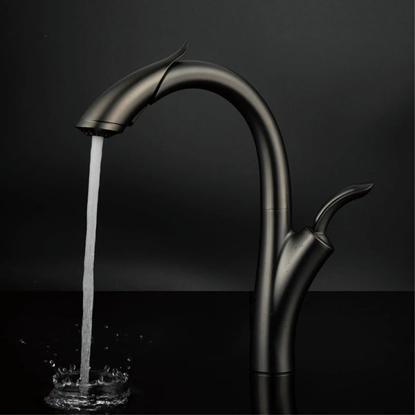 Un robinet noir mat avec de l'eau qui coule, design flexible douchette - Laiton. Élégance et fonctionnalité pour votre évier de cuisine.