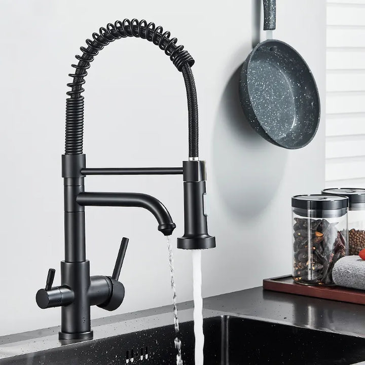 Robinet évier cuisine mitigeur douchette purificateur d'eau - Noir - Laiton. Robinet noir mat en laiton avec eau qui coule de la douchette.