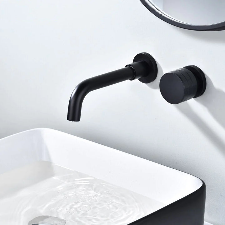 Un robinet mural encastrable mitigeur molette noir pour salle de bain - Laiton. Design minimaliste avec finition élégante.