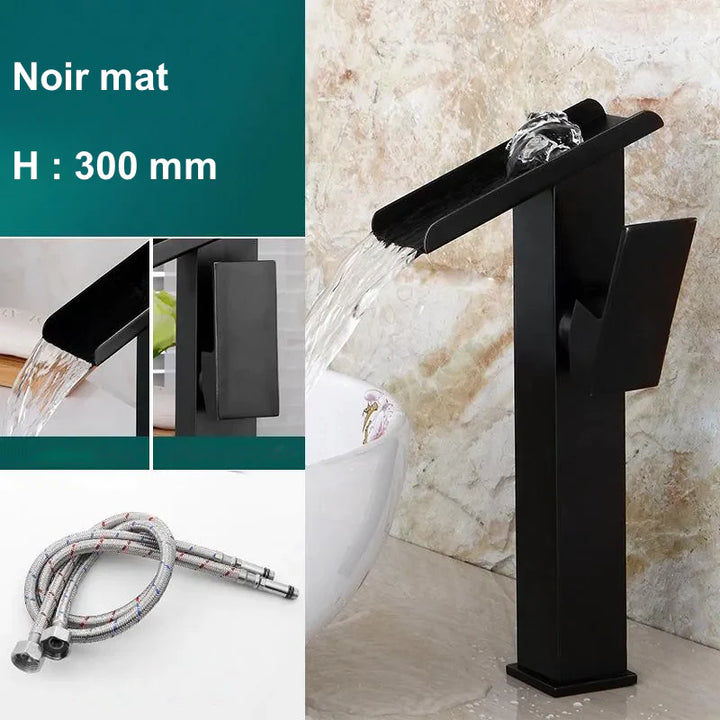 Un robinet lavabo design rectangulaire cascade en noir mat avec de l'eau qui s'écoule. Bec en forme de U pour un écoulement majestueux. Poignée latérale pour ajuster la température. Disponible en deux tailles. Matériau en laiton.