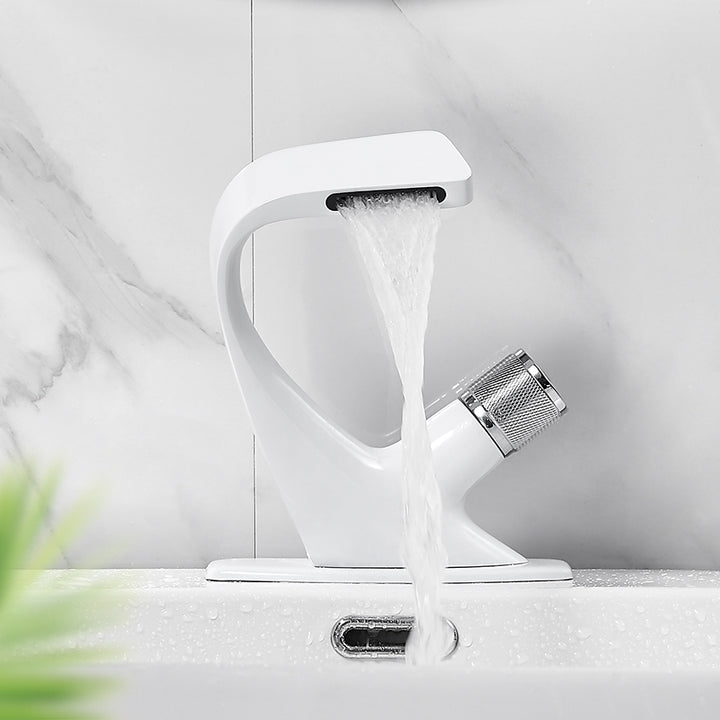 Un robinet de salle de bain incurvé avec de l'eau qui s'écoule - Blanc laqué, en laiton. Design moderne et élégant pour une fonctionnalité optimale.