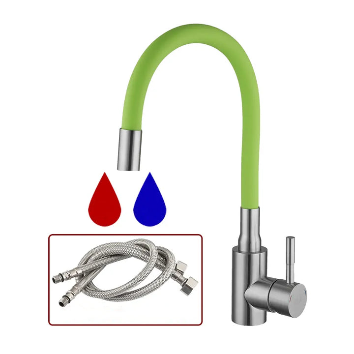 Un robinet évier cuisine flexible coloré mitigeur - Argenté brossé avec un tuyau vert et des gouttes d'eau. Conçu en acier inoxydable 304, ce robinet allie esthétique et fonctionnalité pour une cuisine moderne.