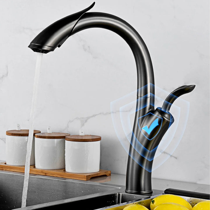 Un robinet de cuisine design flexible avec douchette intégrée en laiton argenté chromé, brossé ou anthracite brossé. Offre deux modes d'écoulement d'eau et une maîtrise totale du débit et de la température. Parfait pour une touche de luxe et de modernité à votre évier.