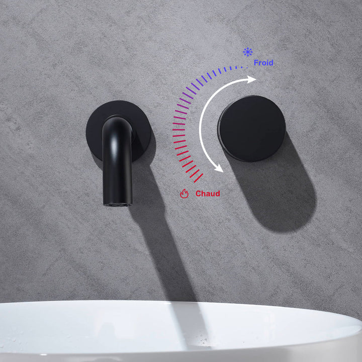 Un robinet mural en laiton noir avec une molette pour régler le débit et la température. Parfait pour sublimer votre salle de bain.