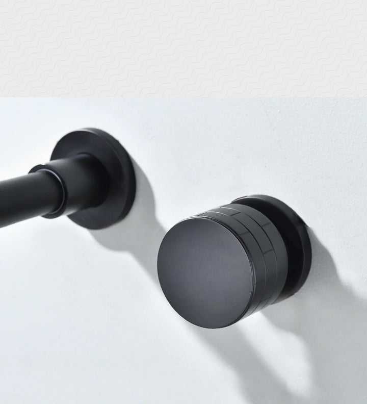 Un robinet mural encastrable mitigeur molette noir en laiton pour salle de bain. Design minimaliste avec une molette simple pour régler le débit et la température. Dimensions : barre de fixation 178 x 73 mm, robinet 210 x 60 mm, molette 60 mm.
