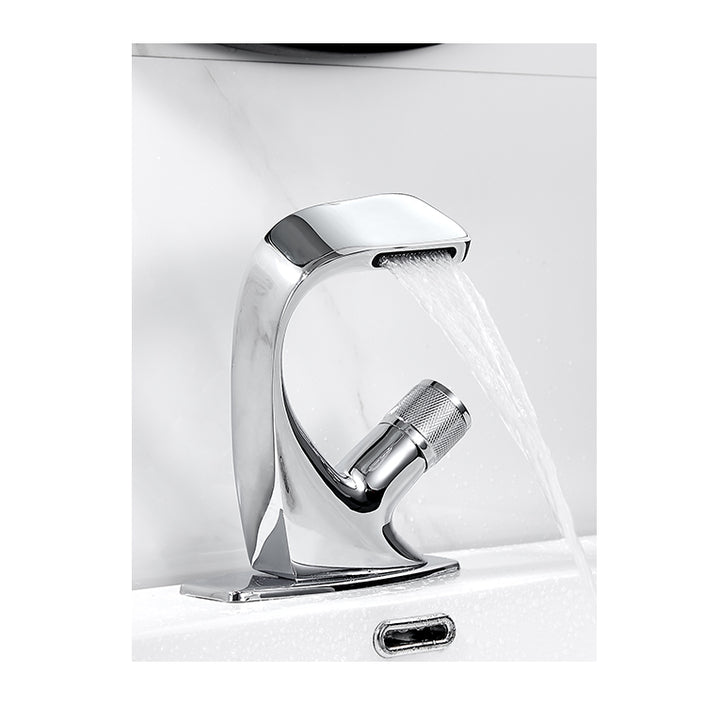 Un robinet lavabo incurvé avec un écoulement en cascade apaisant. Design élégant en blanc laqué et argenté. Parfait pour une salle de bain moderne.