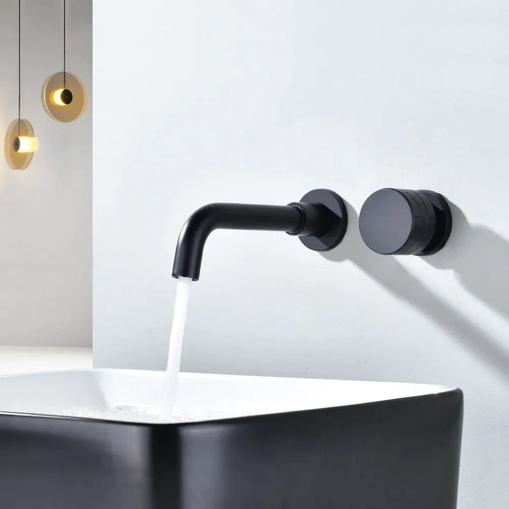 Un robinet mural encastrable mitigeur molette noir en laiton pour salle de bain. Esthétique et pratique, ce robinet apporte une modernité discrète avec sa finition noire élégante. Dimensions : barre de fixation mural 178 x 73 mm, robinet 210 x 60 mm, molette 60 mm.