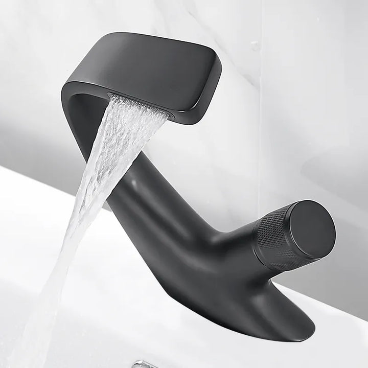 Un robinet lavabo incurvé en laiton avec un écoulement en cascade apaisant et un ajustement facile de la température. Parfait pour ceux qui recherchent style et fonctionnalité. Dimensions : 18,5 x 11 cm. Poids : <2 kg.