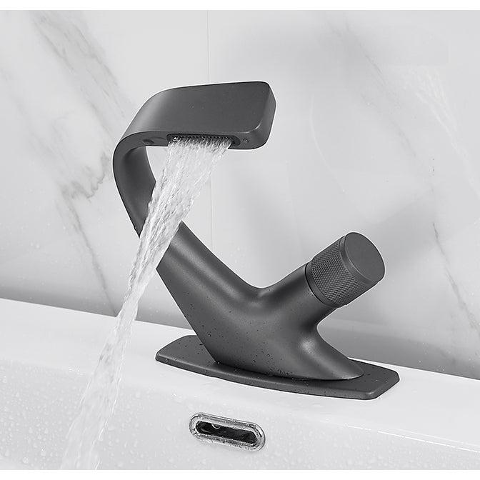 Robinet lavabo salle de bain incurvé mitigeur molette - Eau en cascade apaisante d'un robinet blanc laqué en laiton. Ajustement facile de la température avec une molette argentée. Dimensions: 18,5 x 11 cm. Poids: <2 kg.