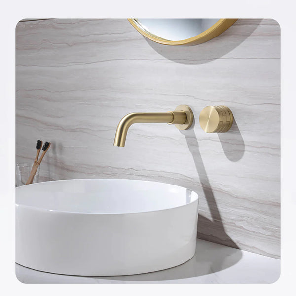 Un robinet mural en laiton doré brossé avec une molette pour régler le débit et la température. Parfait pour sublimer votre salle de bain.