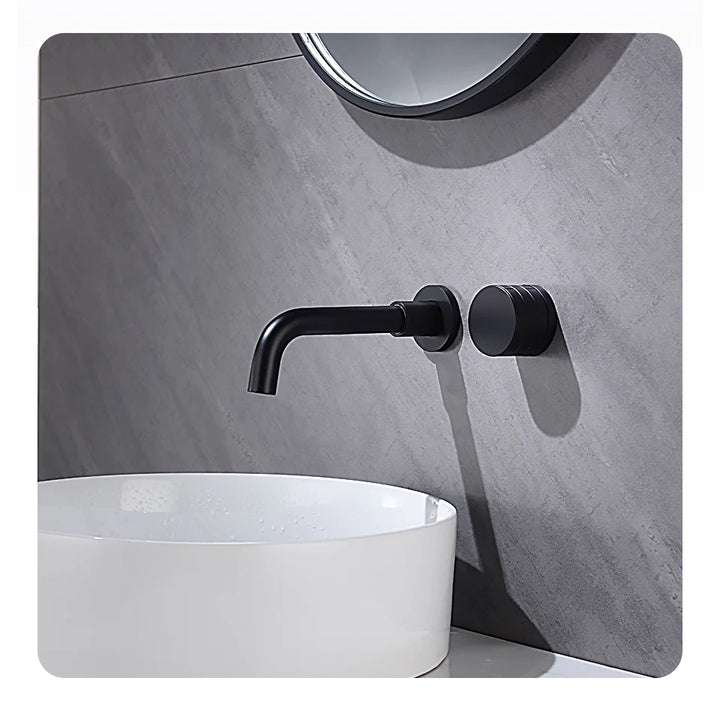 Un robinet mural encastrable mitigeur molette noir en laiton pour salle de bain. Design minimaliste avec molette pour régler débit et température.