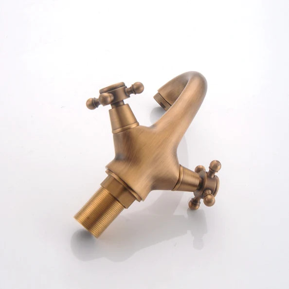 Robinet lavabo salle de bain rétro double poignées en laiton doré bronze brossé. Évoque le charme des époques révolues avec ses poignées distinctes pour l'eau chaude et froide. Idéal pour les décors nostalgiques ou modernes souhaitant une touche d'antan. Dimensions : 150 x 100 mm. Poids : 862 g.