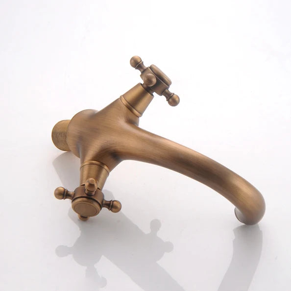 Robinet lavabo salle de bain rétro double poignées en laiton bronze brossé. Évoque le charme des époques révolues avec deux poignées distinctes pour l'eau chaude et froide. Parfait pour les décors nostalgiques ou modernes souhaitant une touche d'antan. Dimensions : 150 x 100 mm. Poids : 862 g.