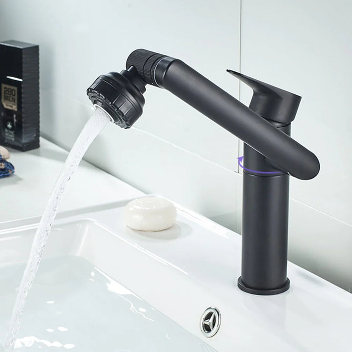 Un robinet lavabo noir en laiton avec eau qui coule. Pivotant à 360° avec deux modes de jets. Parfait pour la salle de bain.