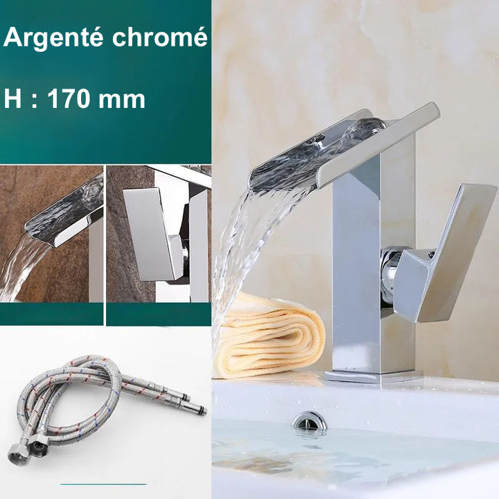 Un robinet de salle de bain design rectangulaire avec un écoulement en cascade - Argenté - Laiton.