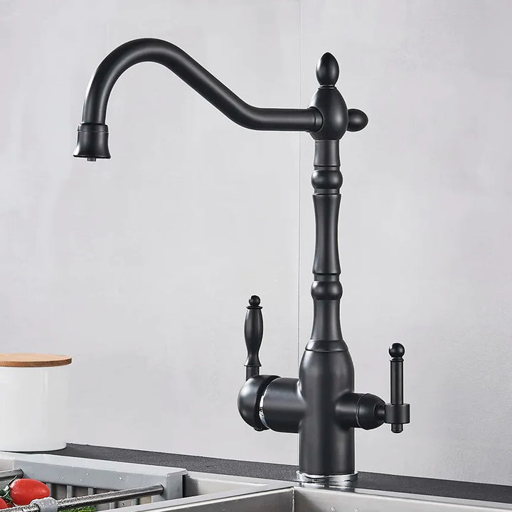 Un robinet d'évier de cuisine rétro en laiton noir avec mitigeur purificateur d'eau. Contrôle précis du débit et de la température. Double sortie pour un jet classique et purificateur. Dimensions : 340 x 285 mm.