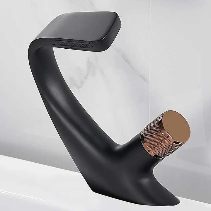 Un robinet lavabo salle de bain incurvé avec une molette argentée pour un ajustement facile de la température. Design moderne et élégant en laiton laqué blanc. Dimensions : 18,5 x 11 cm. Poids : <2 kg.