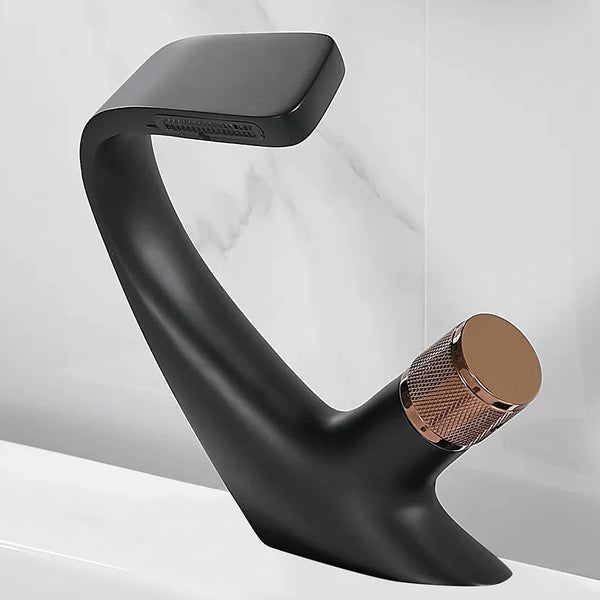 Un robinet lavabo salle de bain incurvé avec une poignée dorée pour un style moderne et élégant. Parfait pour ceux qui recherchent style et fonctionnalité.