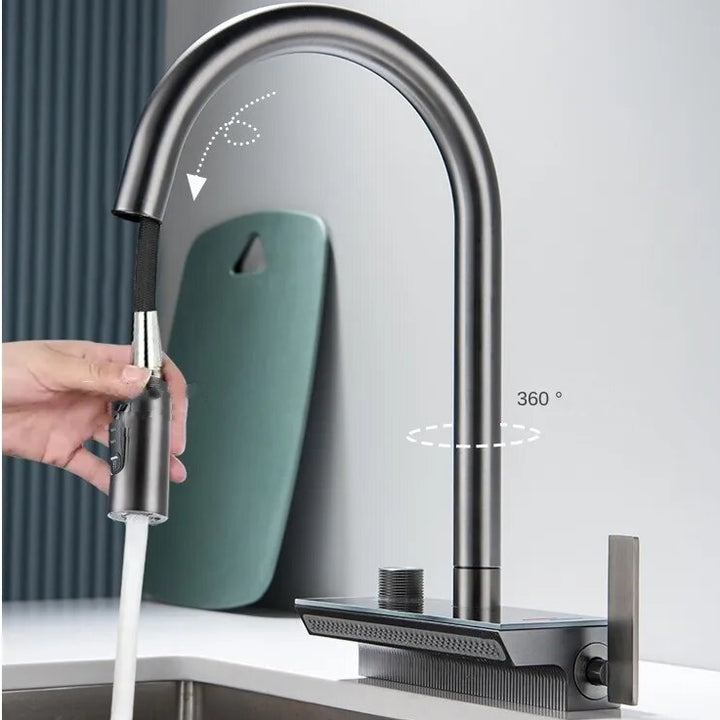 Un robinet évier cuisine noir avec jet cascade et affichage numérique. Douchette flexible et multiples modes d'écoulement d'eau. Matériau en acier inoxydable. Expérience d'innovation et design avec Atelier Du Robinet.