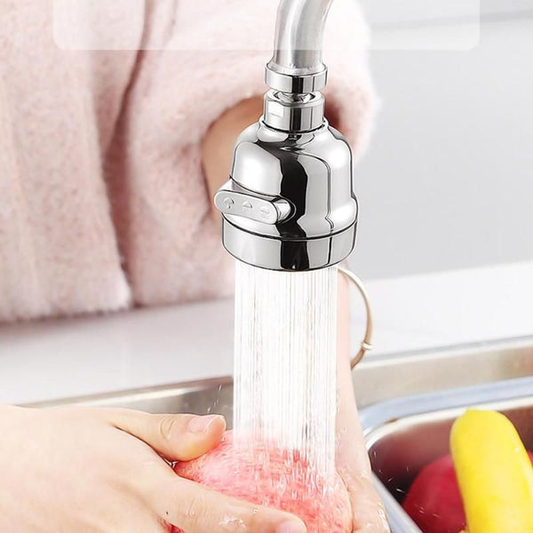 Une personne nettoie un objet rose sous un robinet avec une buse rotative mousseur pour robinet de cuisine.