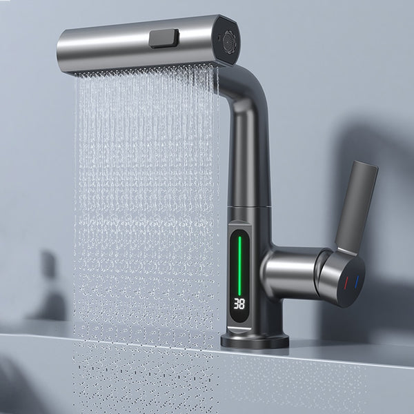 Un robinet évier argenté avec eau qui coule et affichage numérique de température - Atelier Du Robinet
